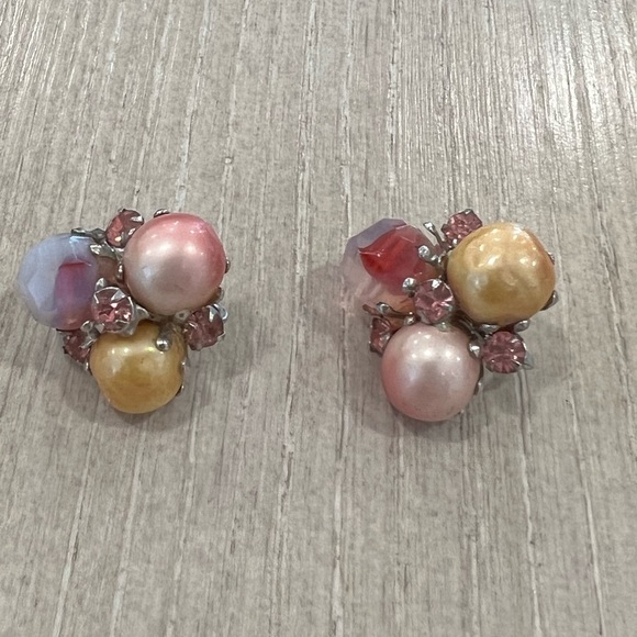 Vintage Color pearl Vogue clip on earrings - Picture 1 of 3